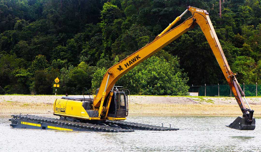 hawk-excavator-amphibious-with-tracks